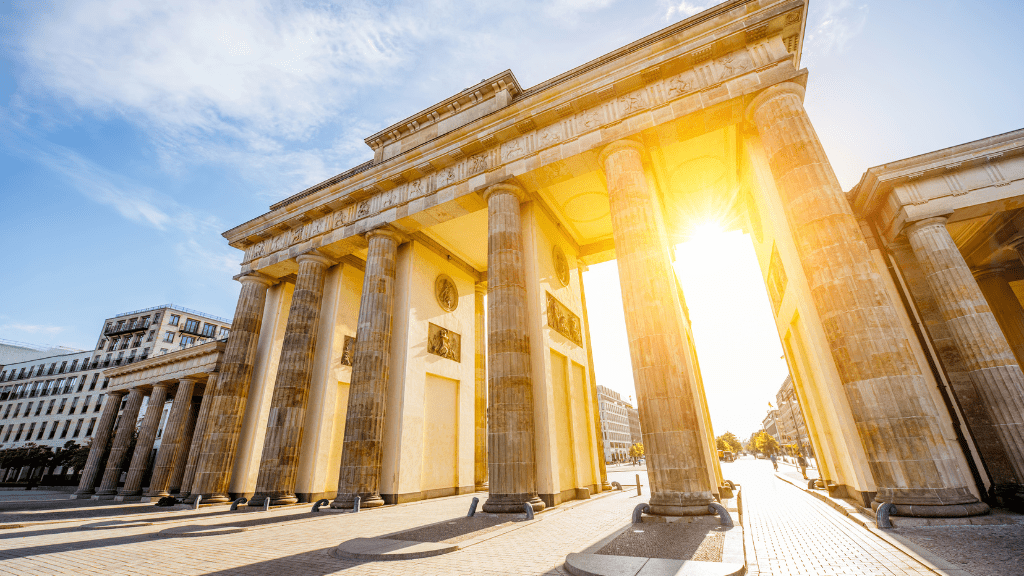 Branderburg Gate graphic with the Brandenburg Gate
